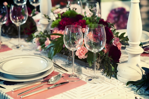 Výzdoba stolu květinami, Kuchaři do domu, foto: Samphotostock/araraadt