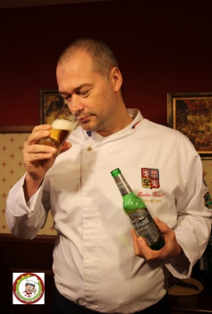 Šéfkuchař Martin Bušek a pivo Ferdinand, foto: www.kucharidodomu.cz