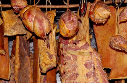 Uzené maso v udírně, ©Samphotostock.cz/ludovikus1