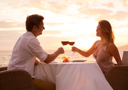 Zamilovaný pár u stolu u moře, Foto: ©SAMphotostock/EpicStockMedia