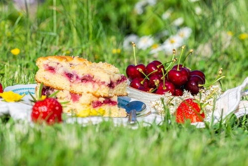 Ovocná buchta s drobenkou: Na lžíce!, foto: Samphotostock, archiv- Kuchaři do domu