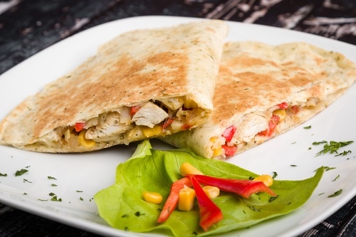 Mexická quesadilla s kuřecím masem a česnekovým dipem, foto: Samphotostock/ , Domácí recept Kuchaři do domu